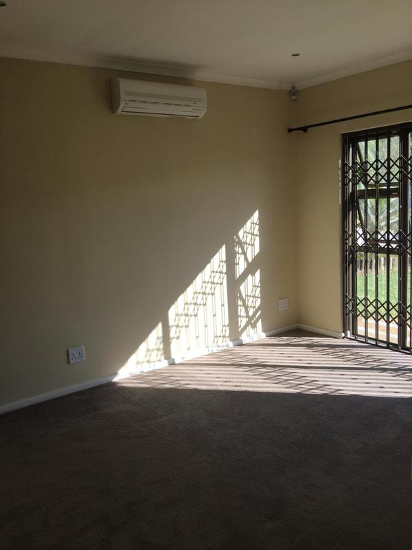 To Let 3 Bedroom Property for Rent in Uitzicht Western Cape